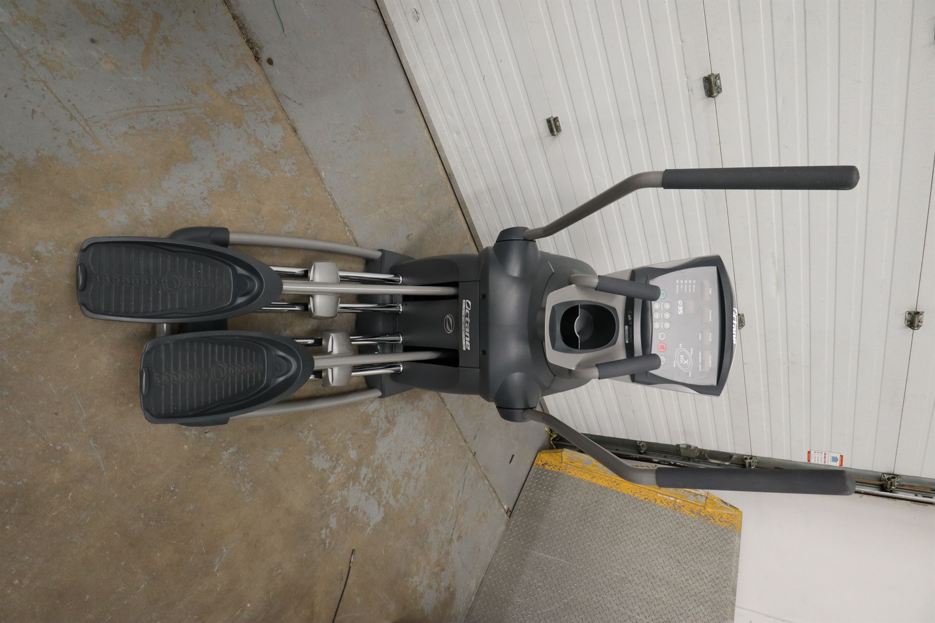 Used Octane Fitness Q35 V08070 Elliptical